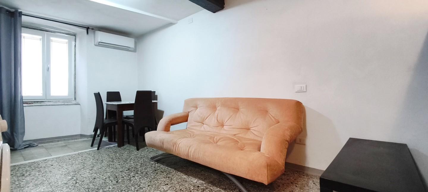 Monolocale arredato in affitto a Carrara