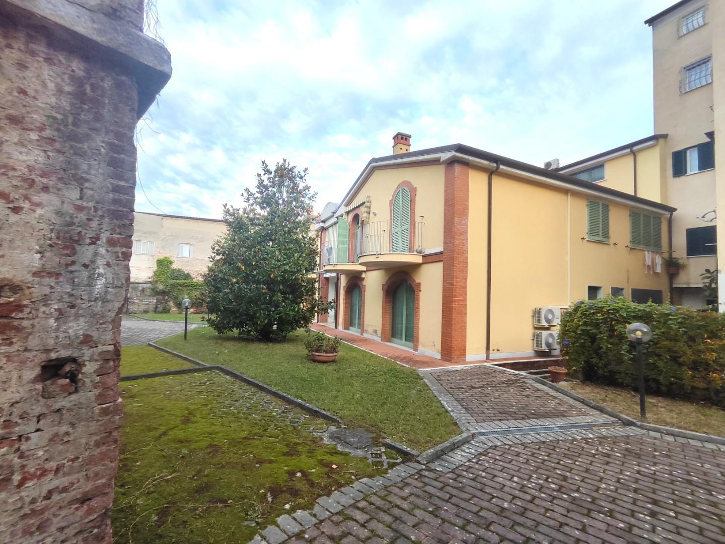 Ufficio in affitto a Carrara