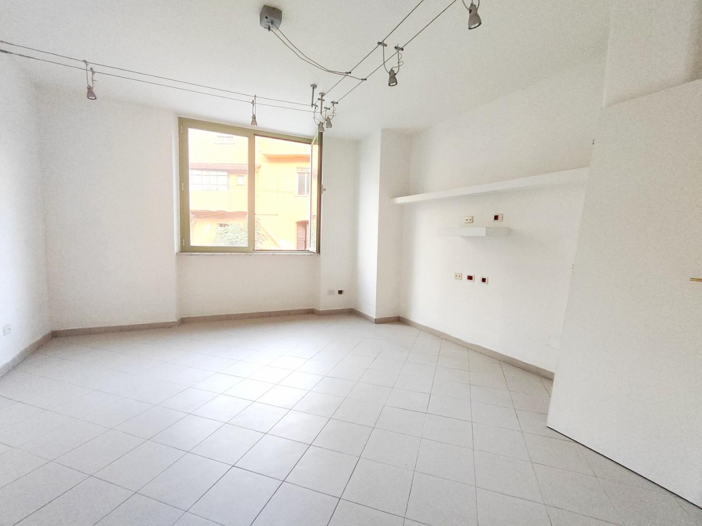 Ufficio in affitto a Carrara