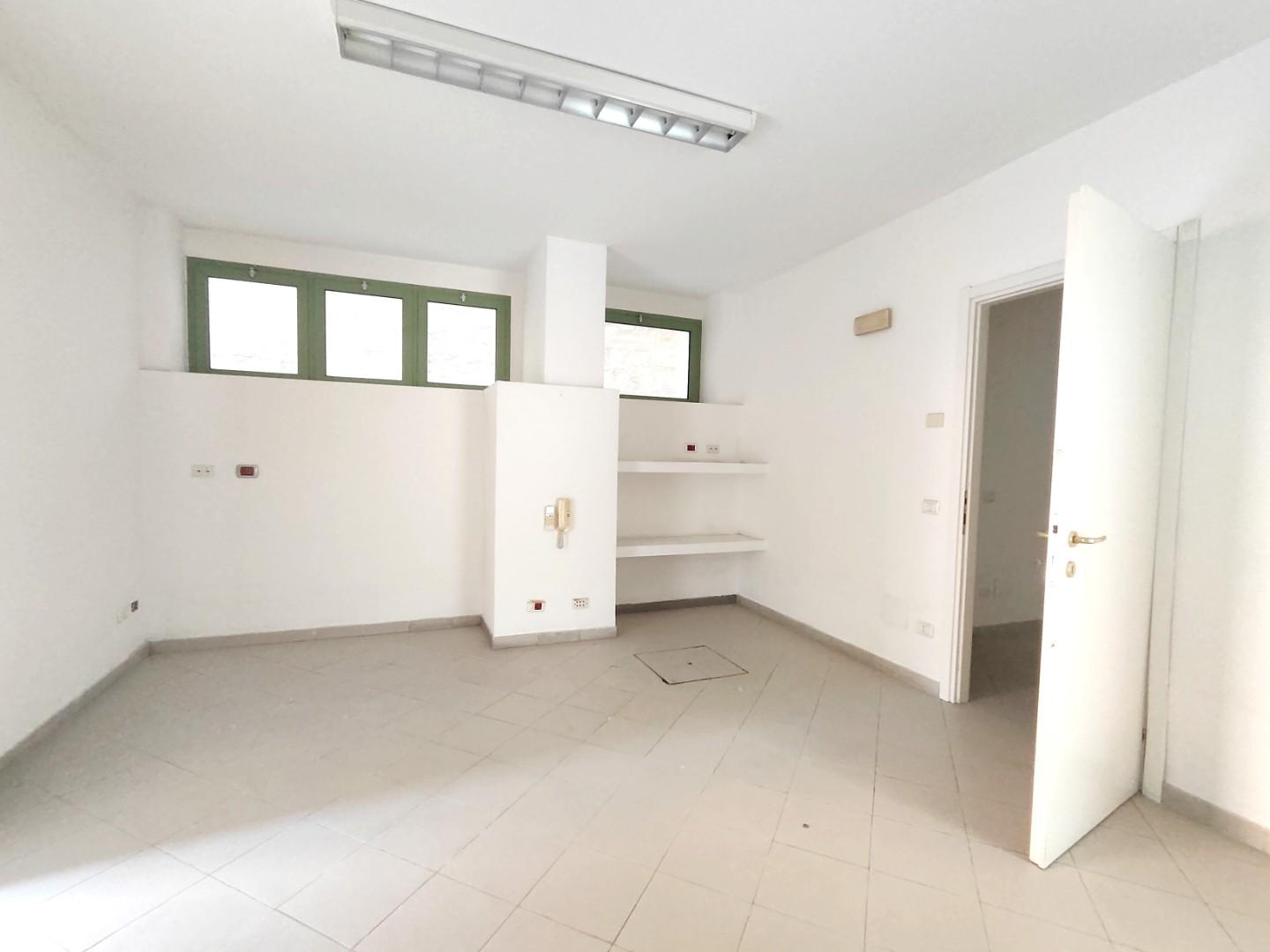 Ufficio in affitto a Carrara