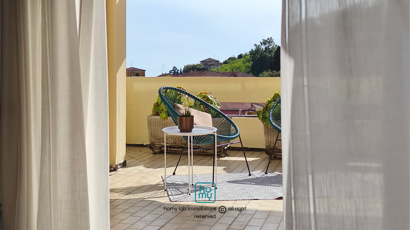 Appartamento con terrazzi, Carrara centro