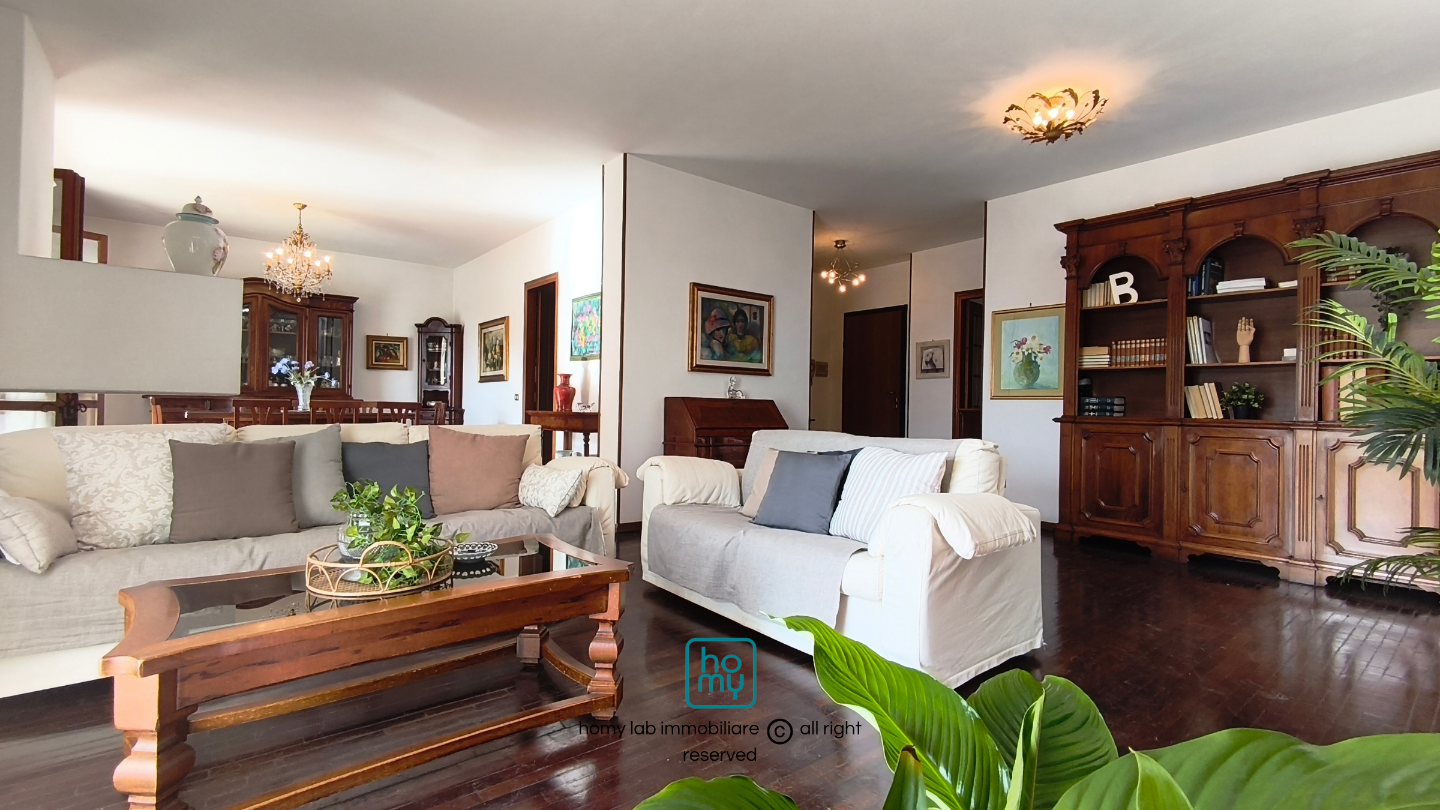 Appartamento con terrazzi, Carrara centro