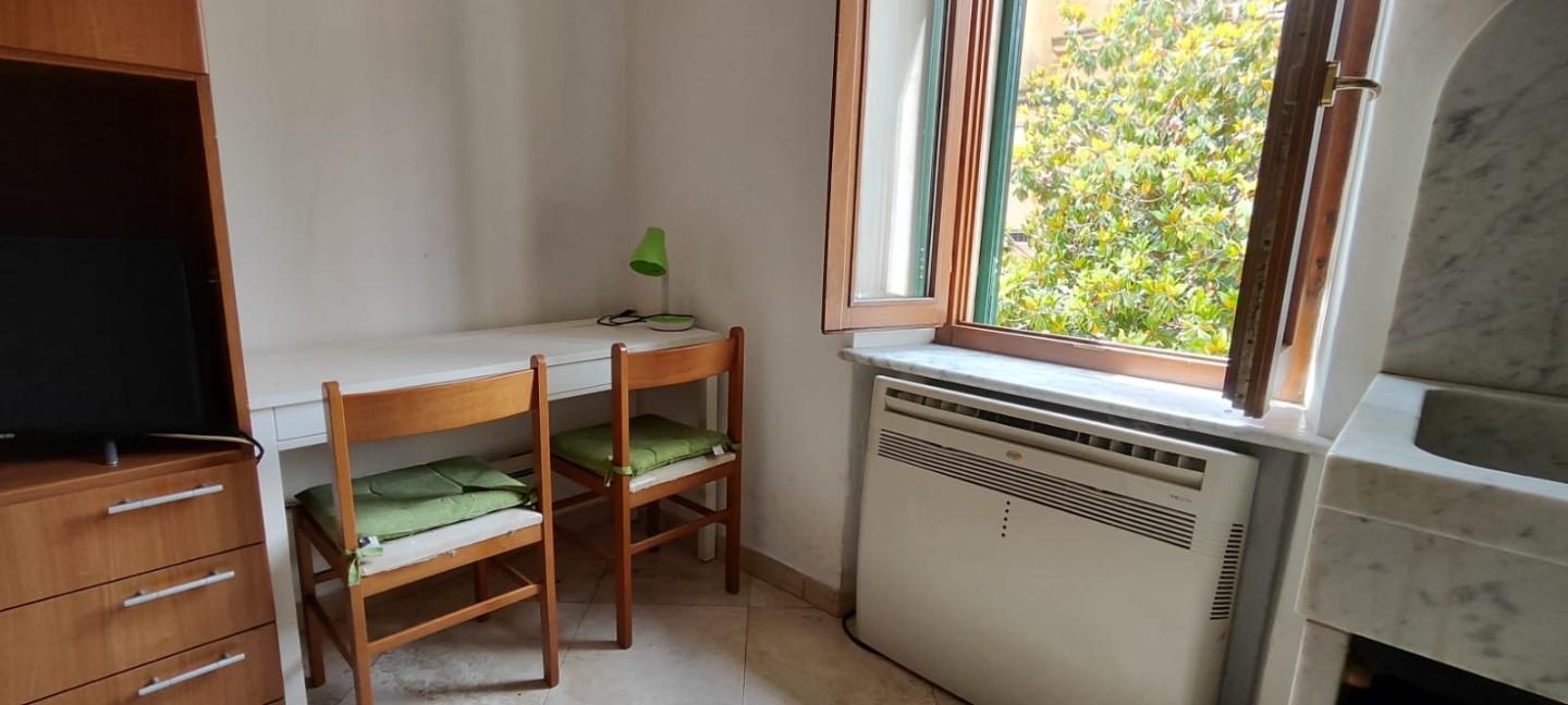 Monolocale arredato in affitto a Carrara