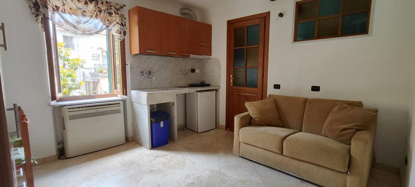 Monolocale arredato in affitto a Carrara