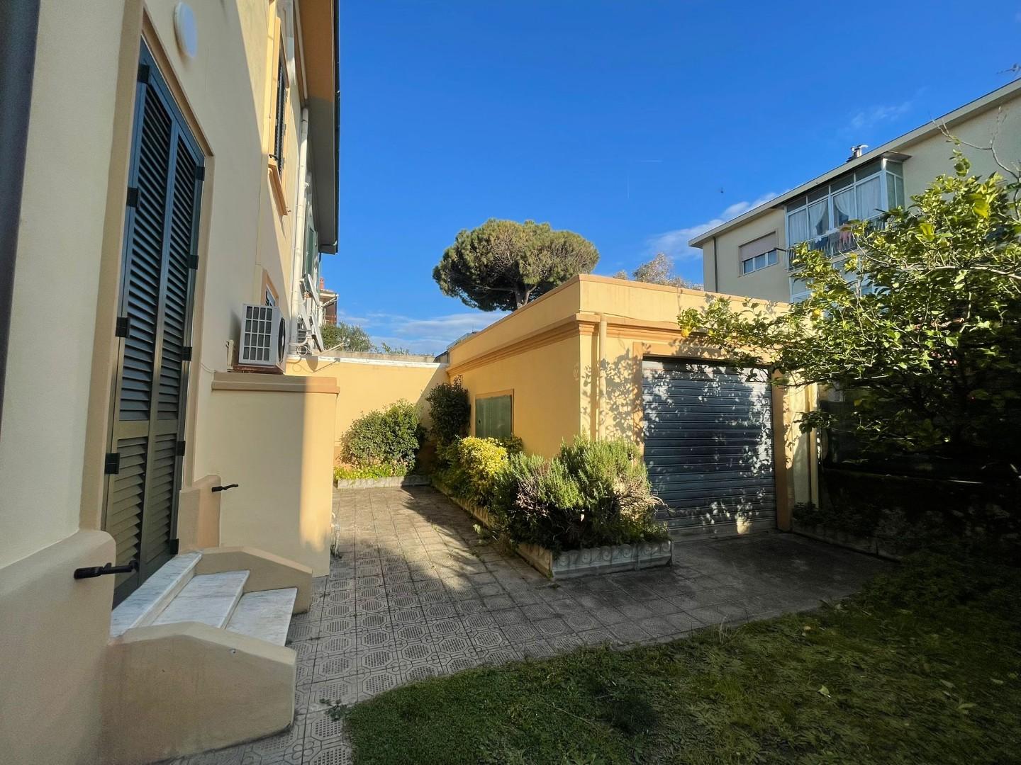 Villa con giardino, Livorno accademia