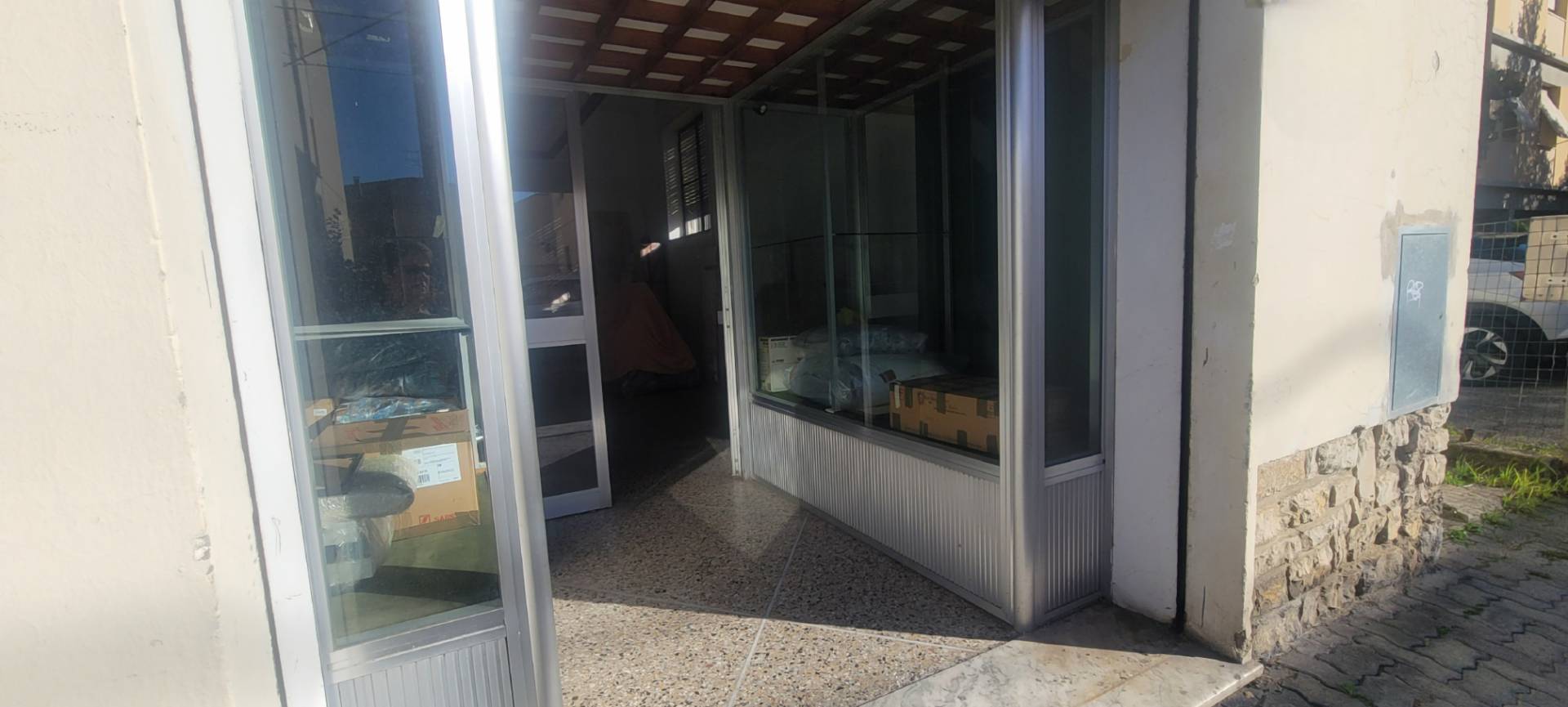 Locale commerciale in affitto a Cascina