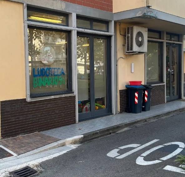 Locale commerciale in affitto a Cascina