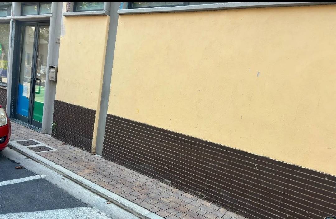 Locale commerciale in affitto a Cascina