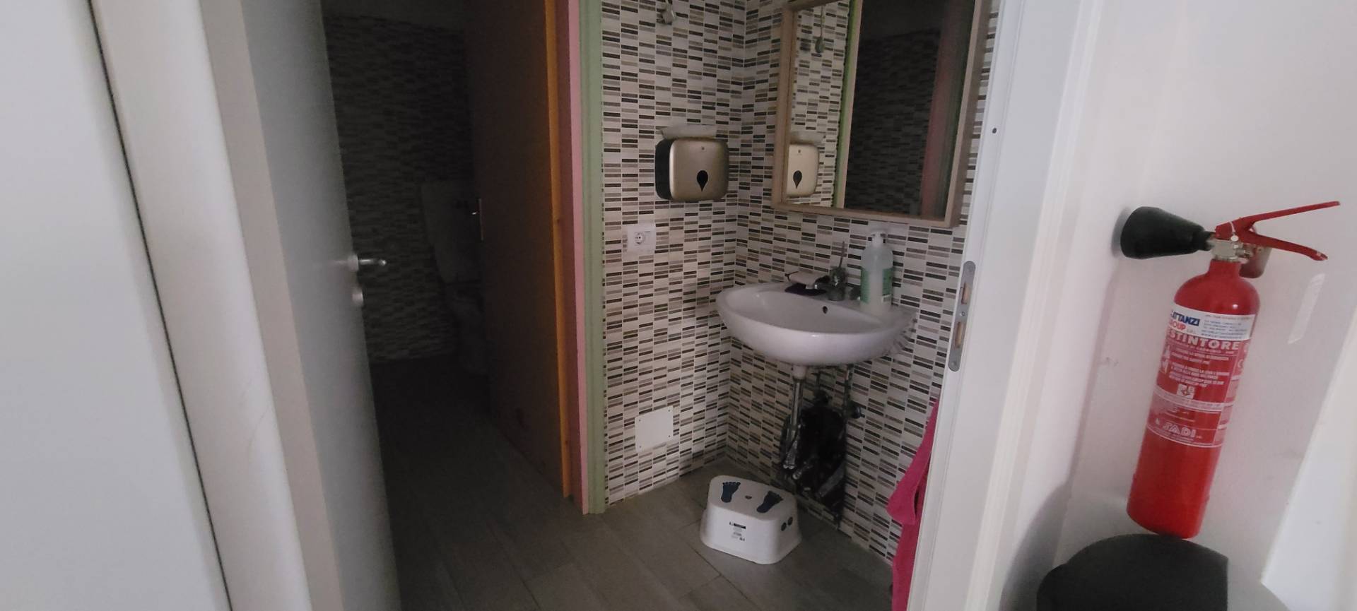 Locale commerciale in affitto a Cascina