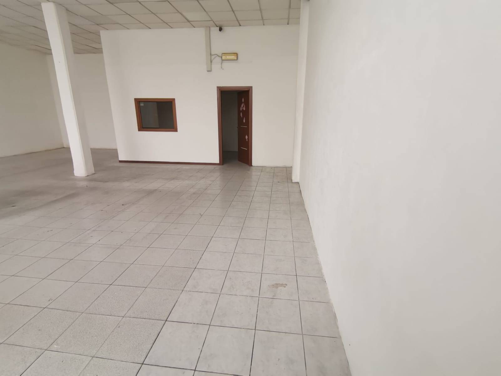 Locale commerciale in affitto a Calcinaia, Fornacette