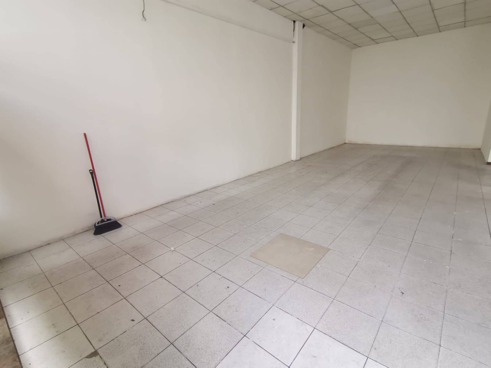 Locale commerciale in affitto a Calcinaia, Fornacette