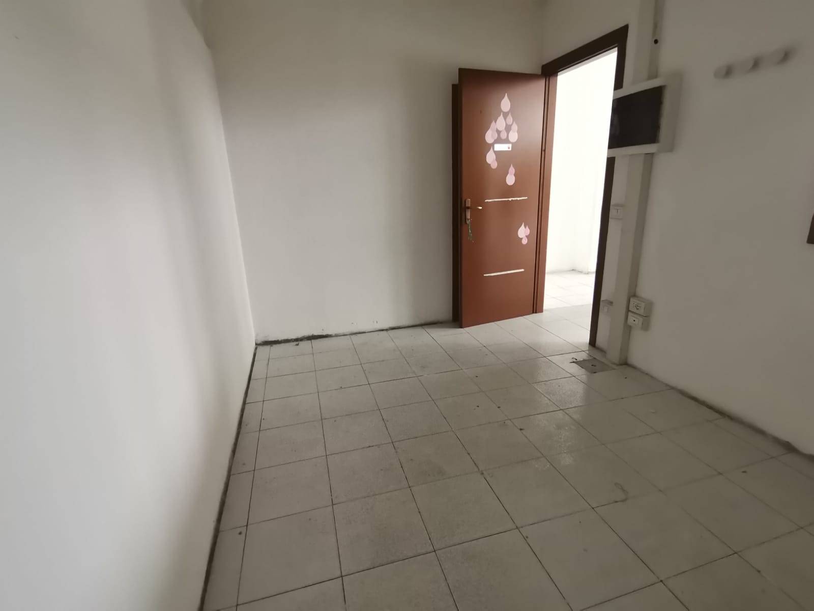 Locale commerciale in affitto a Calcinaia, Fornacette