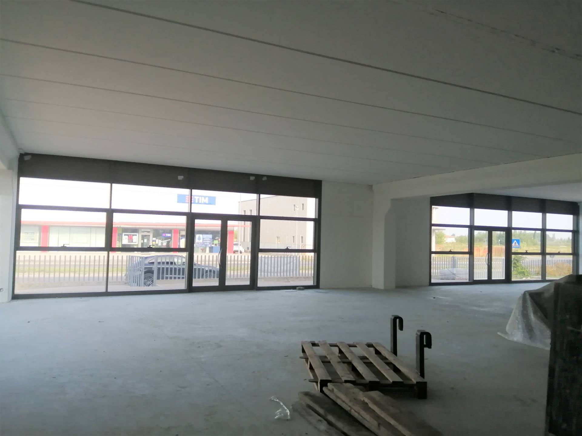 Attivit commerciale in affitto a Ponsacco