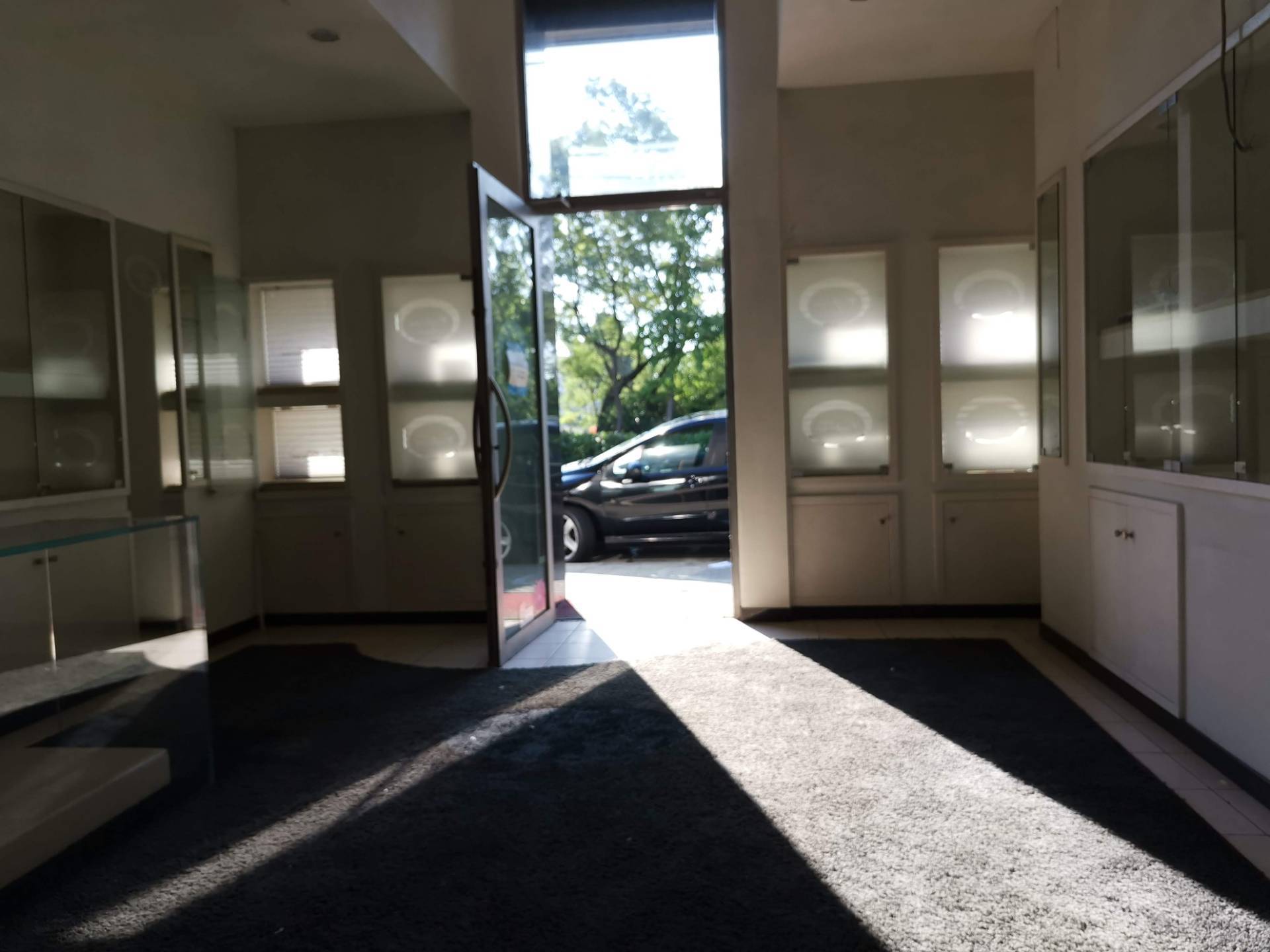 Locale commerciale in affitto a Calcinaia, Fornacette