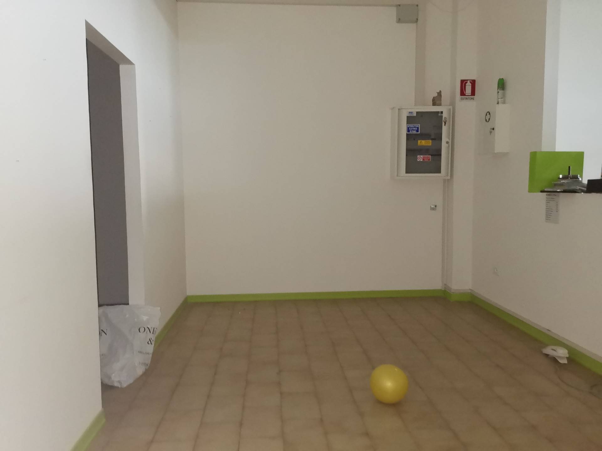 Locale commerciale in affitto a Calcinaia, Fornacette