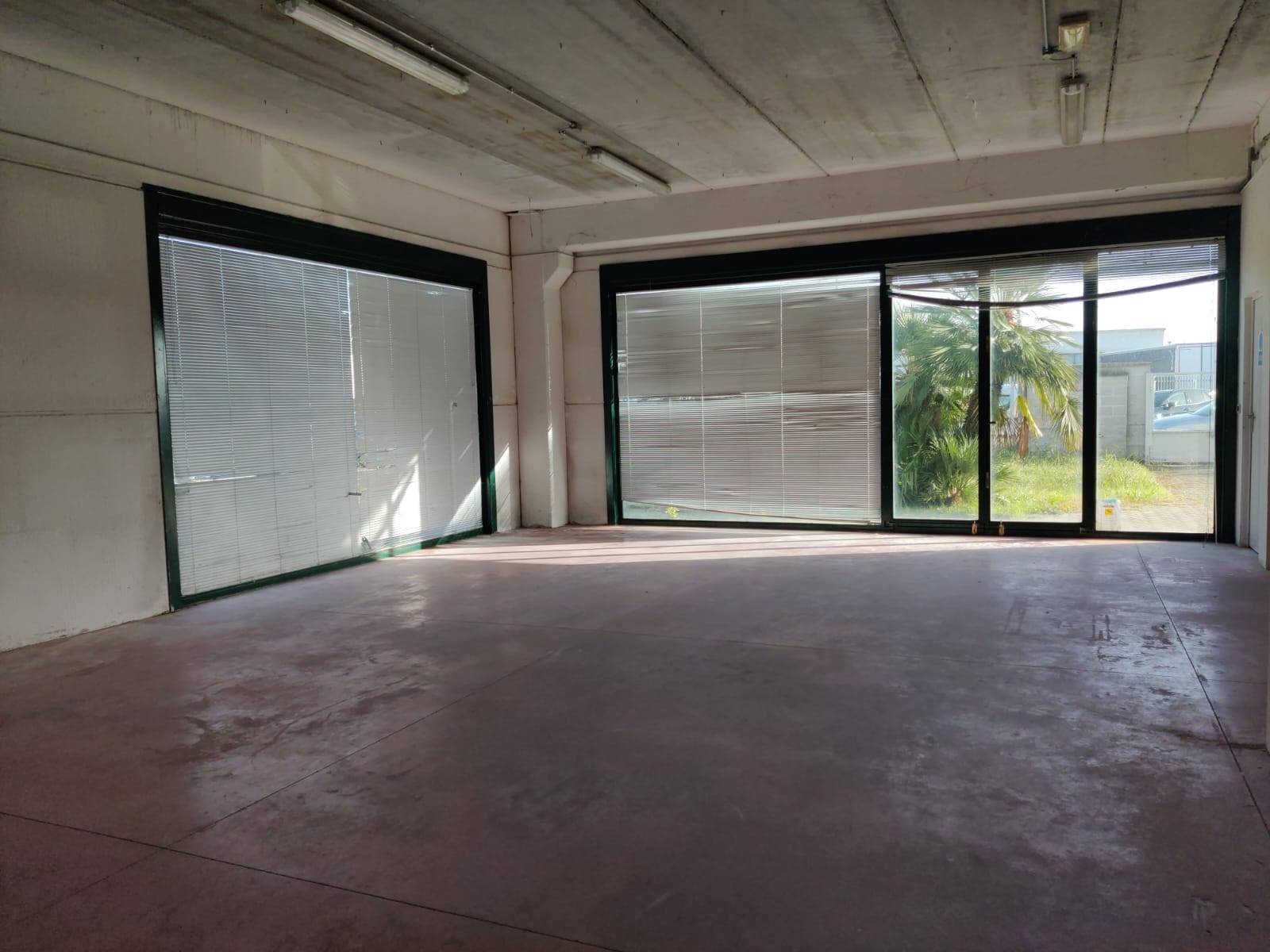 magazzino in affitto a Cascina, Industriale