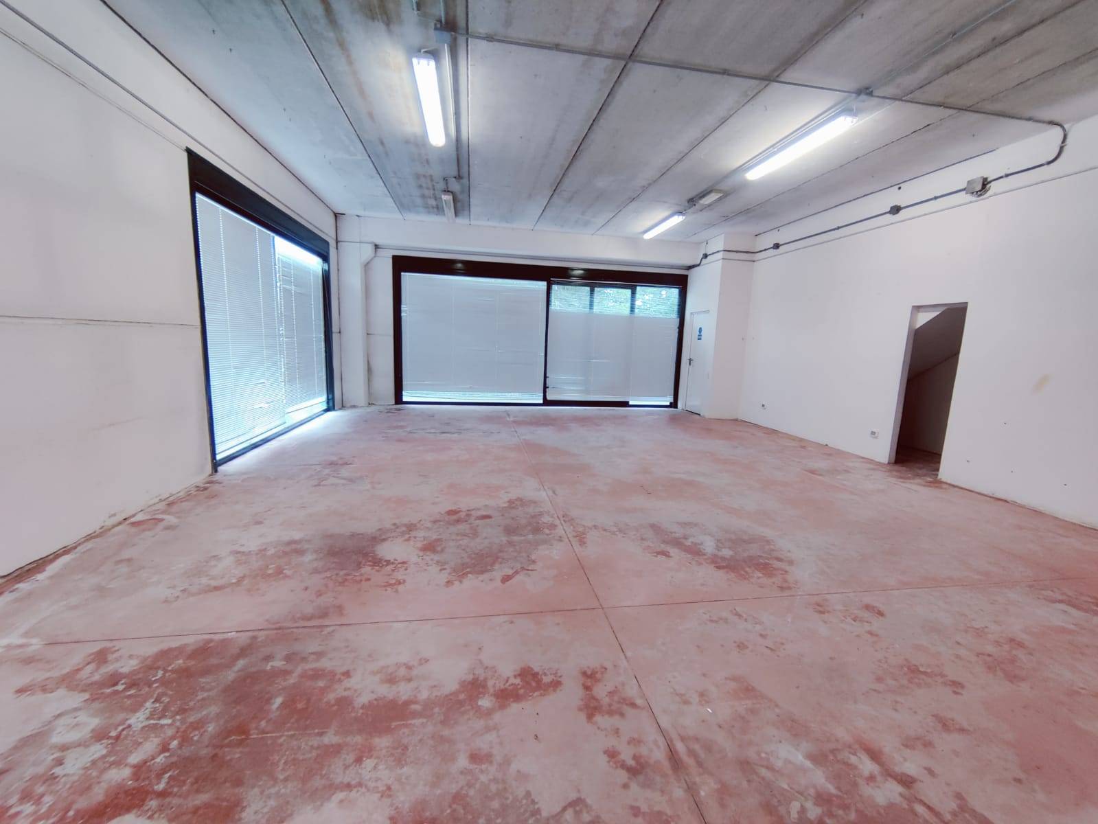 magazzino in affitto a Cascina, Industriale