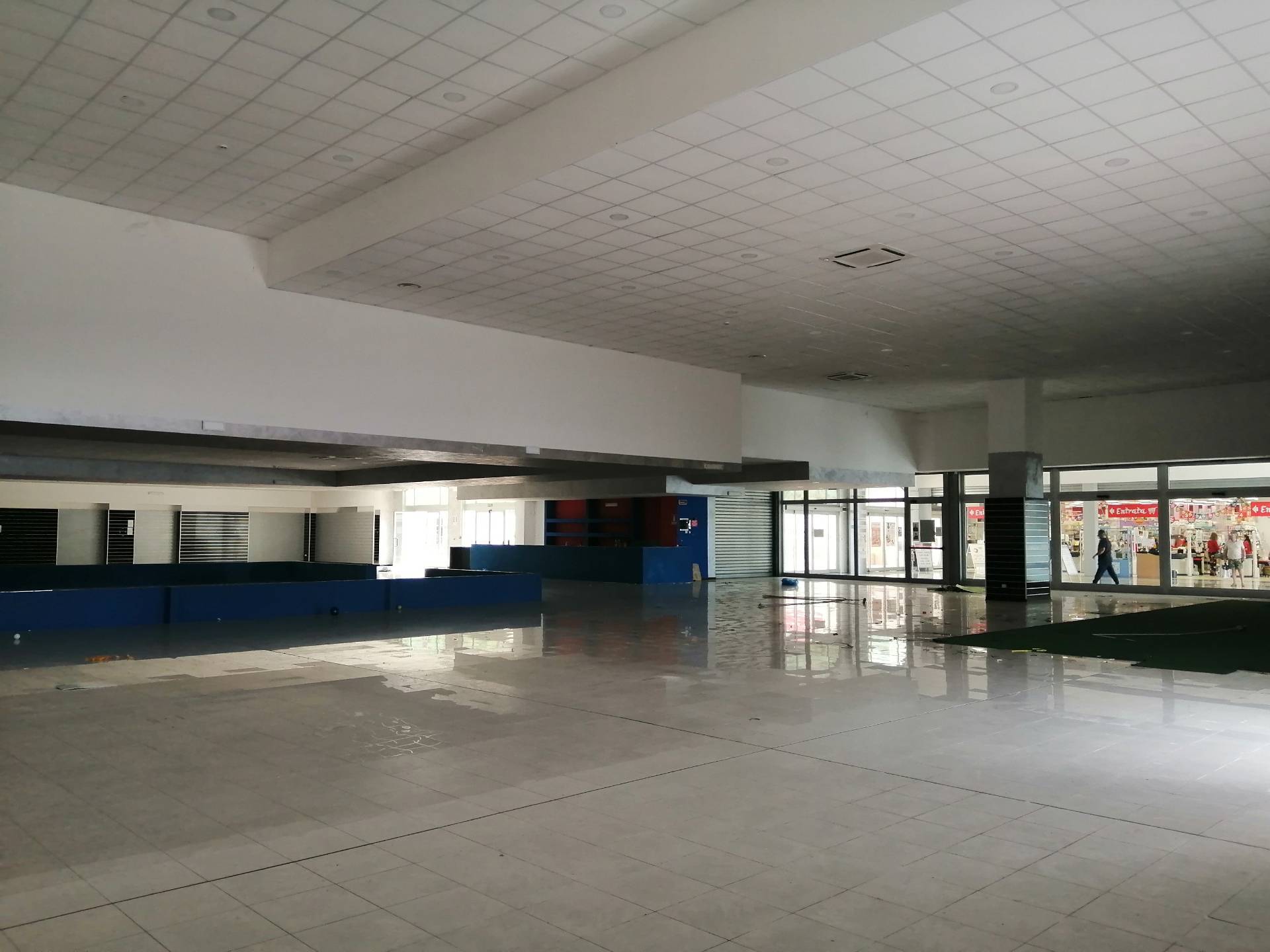 Locale commerciale in affitto a Ponsacco