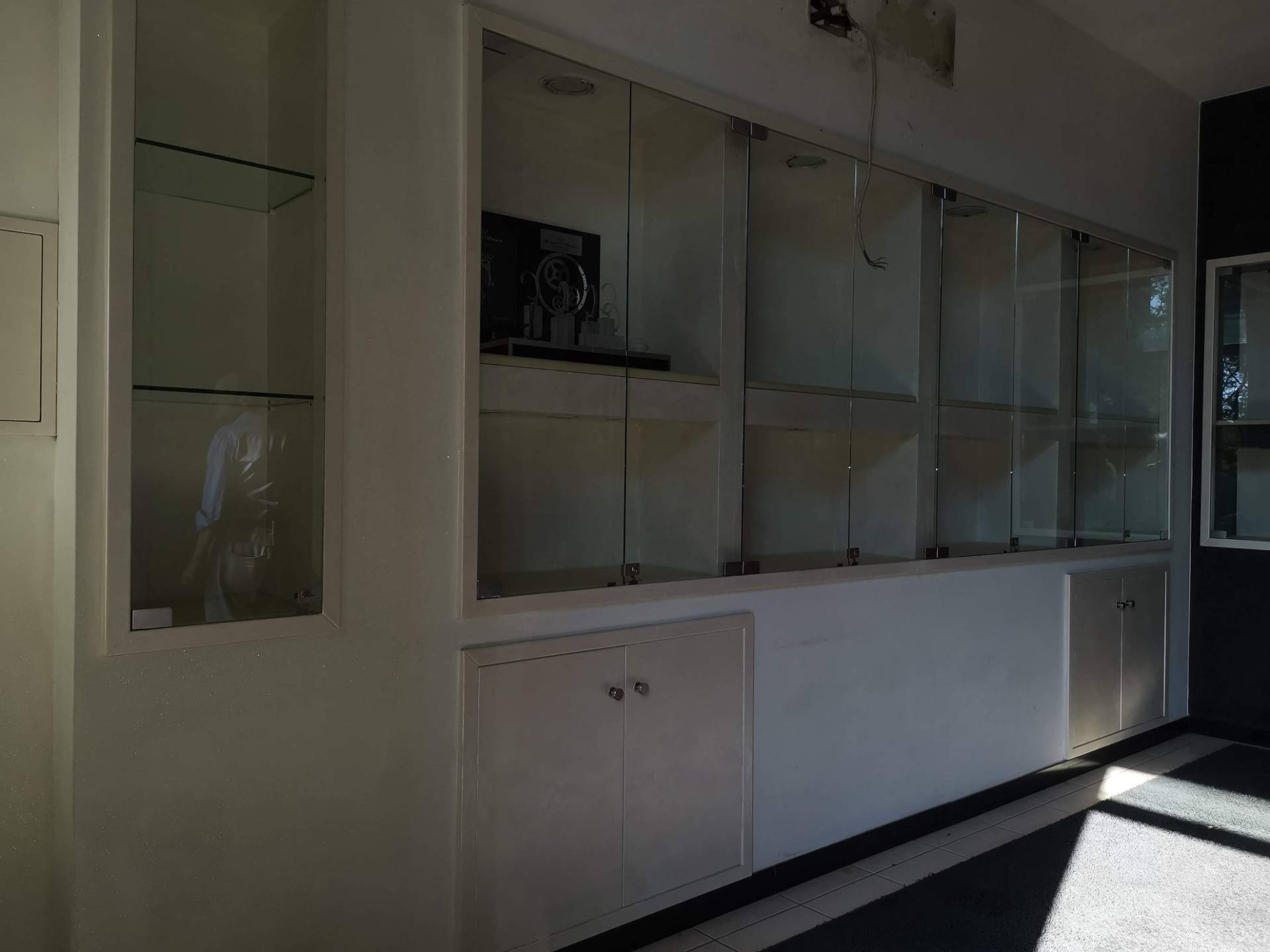 Locale commerciale in affitto a Calcinaia, Fornacette