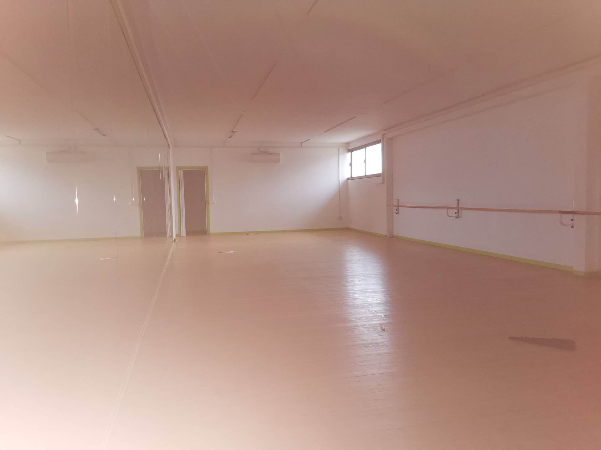 Locale commerciale in affitto a Calcinaia, Fornacette