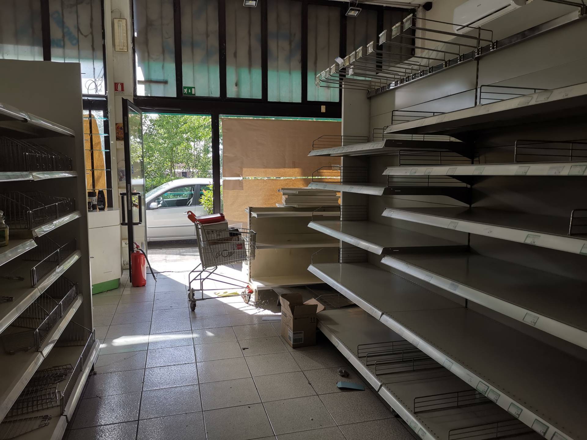 Locale commerciale in affitto a Calcinaia, Fornacette