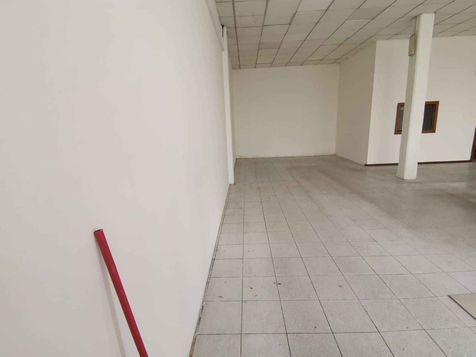 Locale commerciale in affitto a Calcinaia, Fornacette