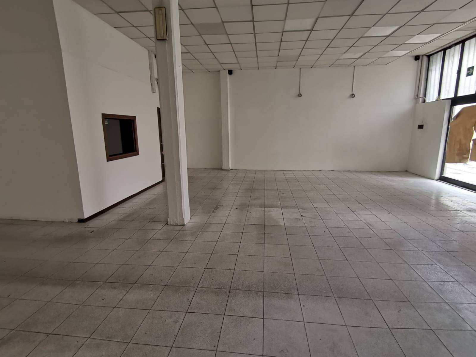 Locale commerciale in affitto a Calcinaia, Fornacette