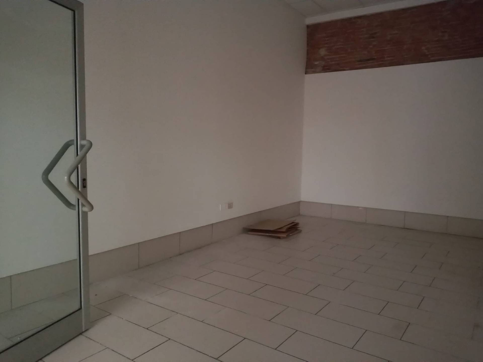 Locale commerciale in affitto a Pontedera, Centro