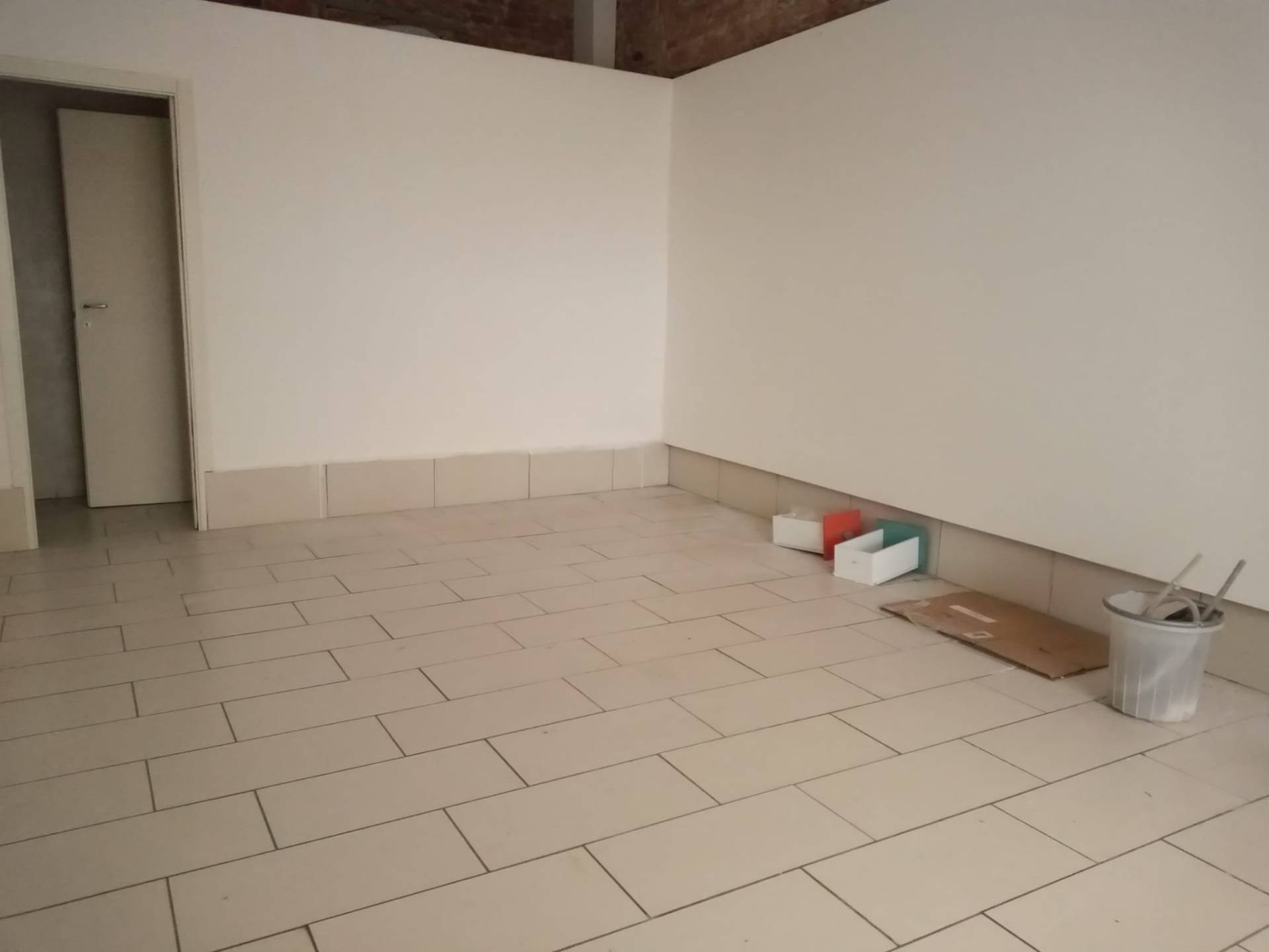 Locale commerciale in affitto a Pontedera, Centro