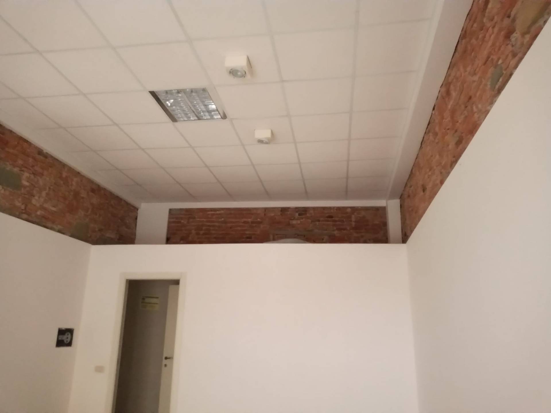 Locale commerciale in affitto a Pontedera, Centro