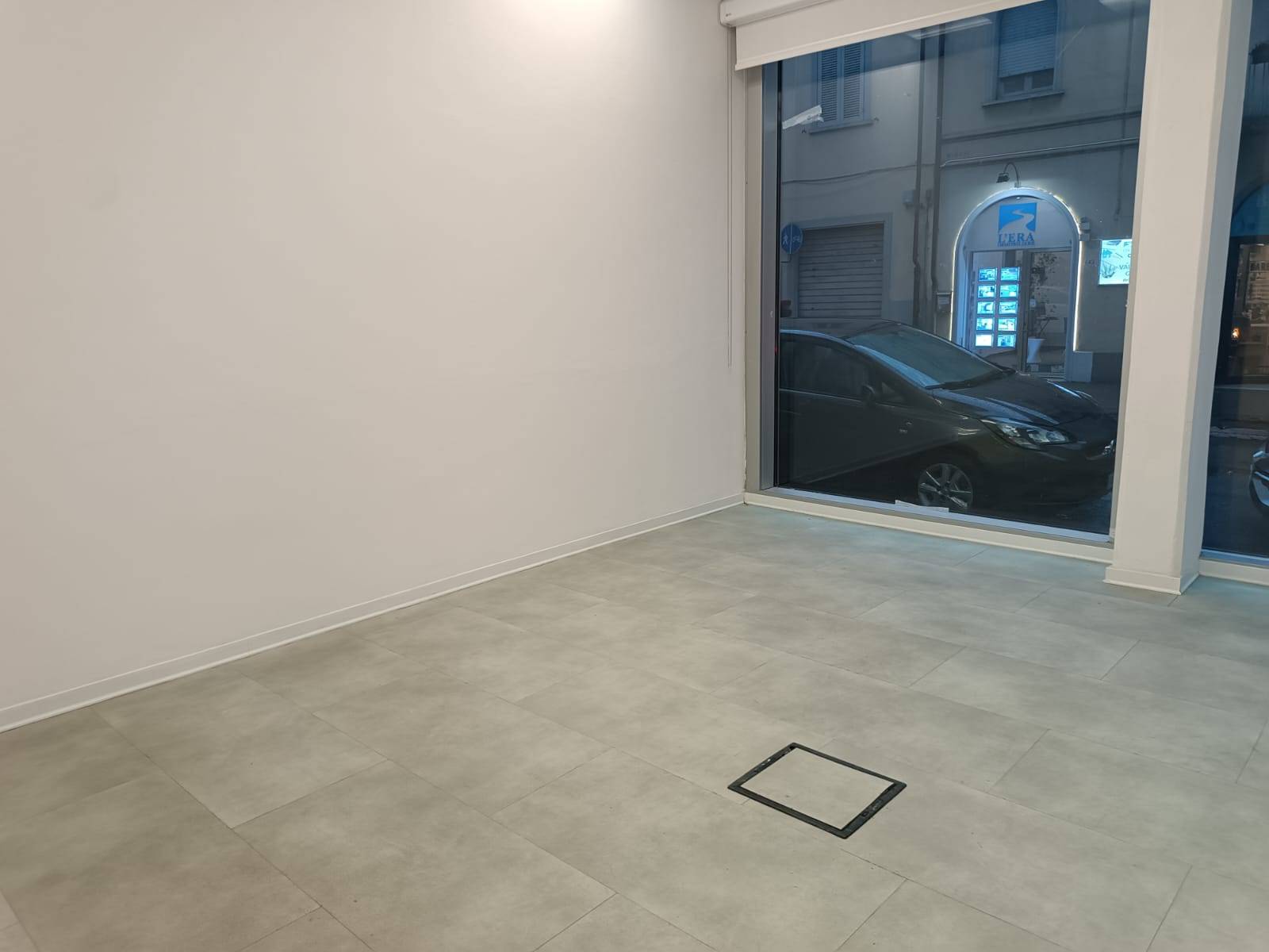 Locale commerciale in affitto a Pontedera, Centro