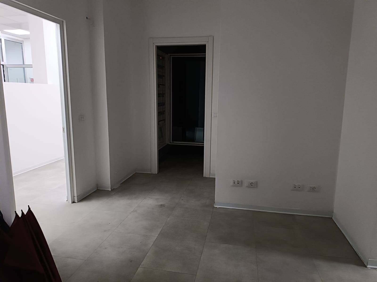 Locale commerciale in affitto a Pontedera, Centro