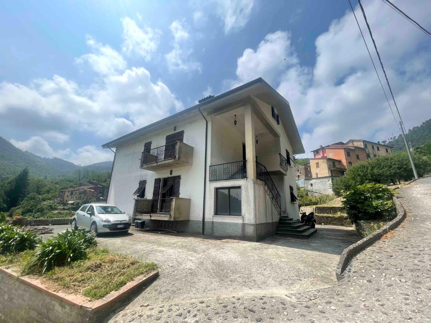 Villa Bifamiliare con giardino, Ricc del Golfo di Spezia casella