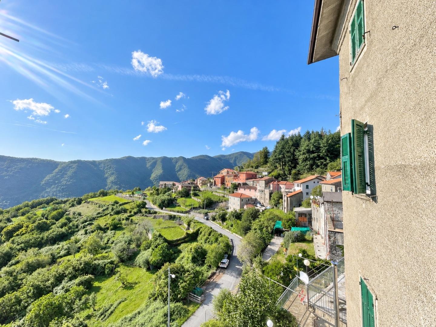 Appartamento con terrazzi, Sesta Godano antessio