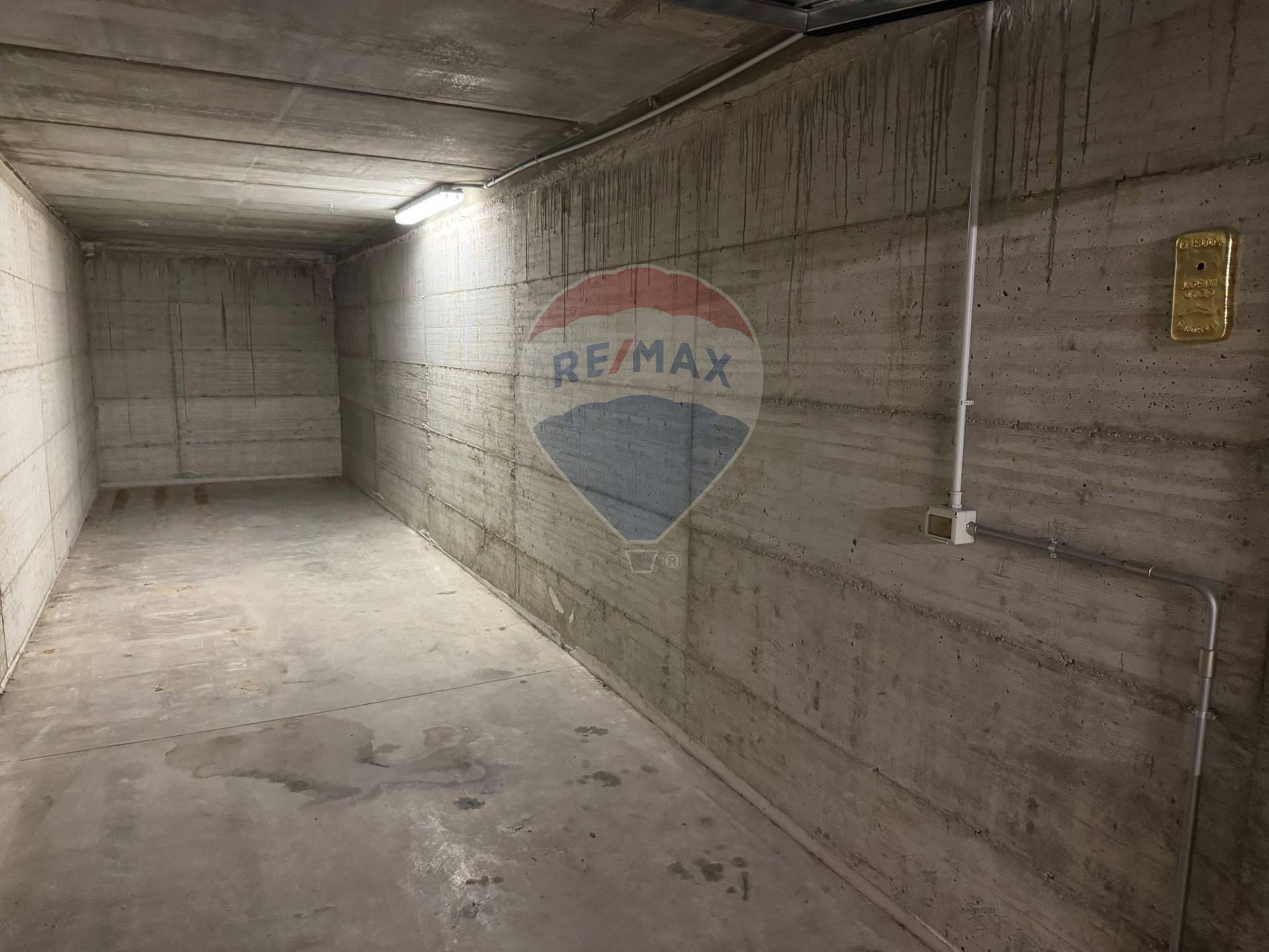 Garage/Box in affitto a Varese, Calcinate del Pesce