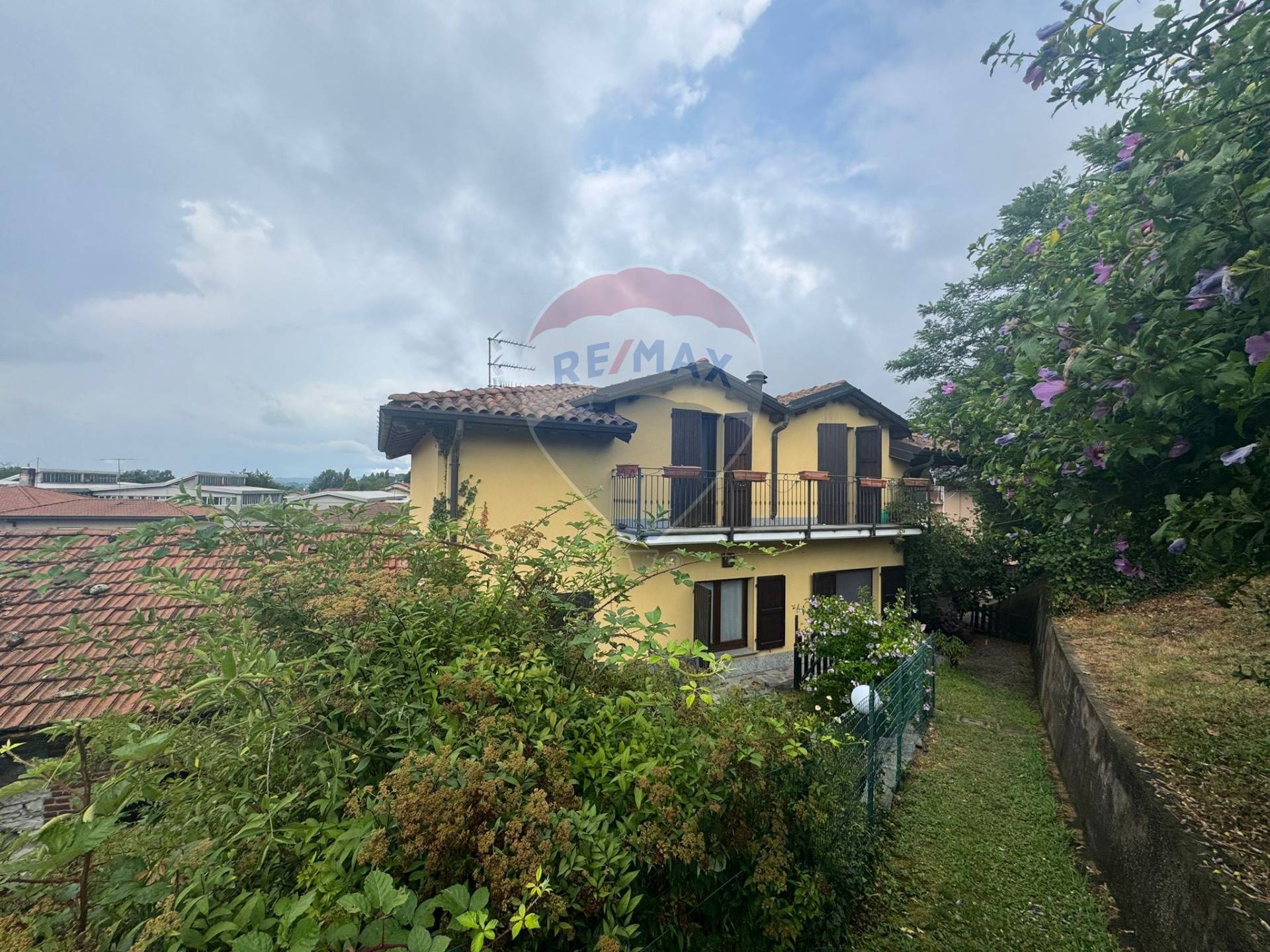 Casa Semindipendente in vendita a Gavirate, Oltrona al Lago