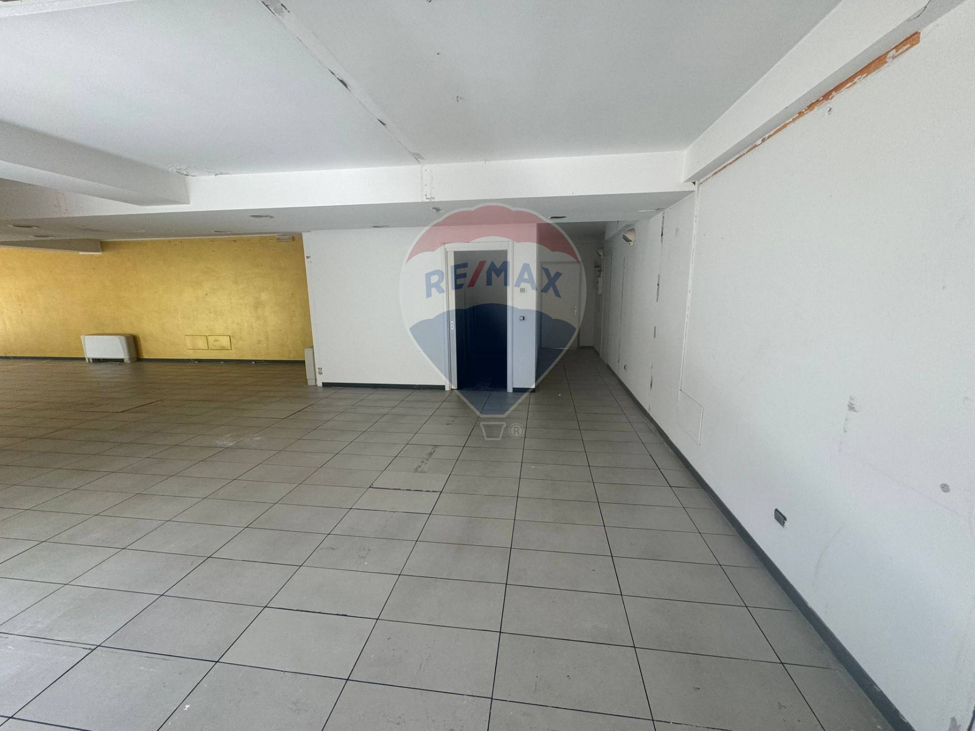 Negozio in vendita a Varese, Calcinate del Pesce