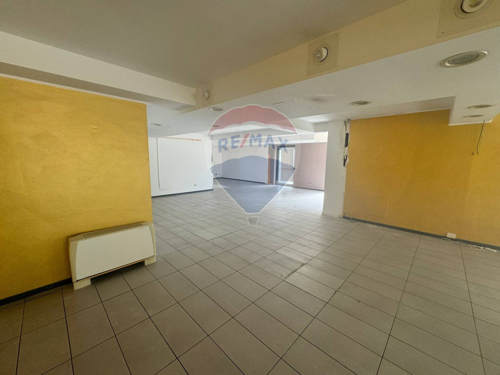 Negozio in vendita a Varese, Calcinate del Pesce