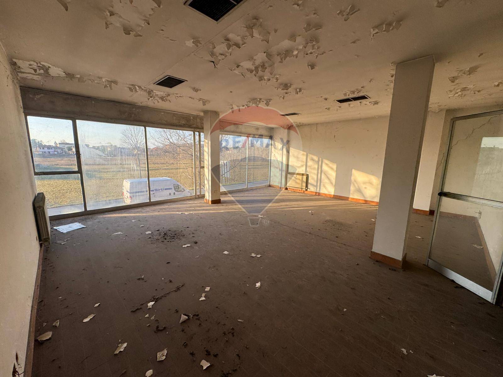 Locale Commerciale in affitto a Buscate