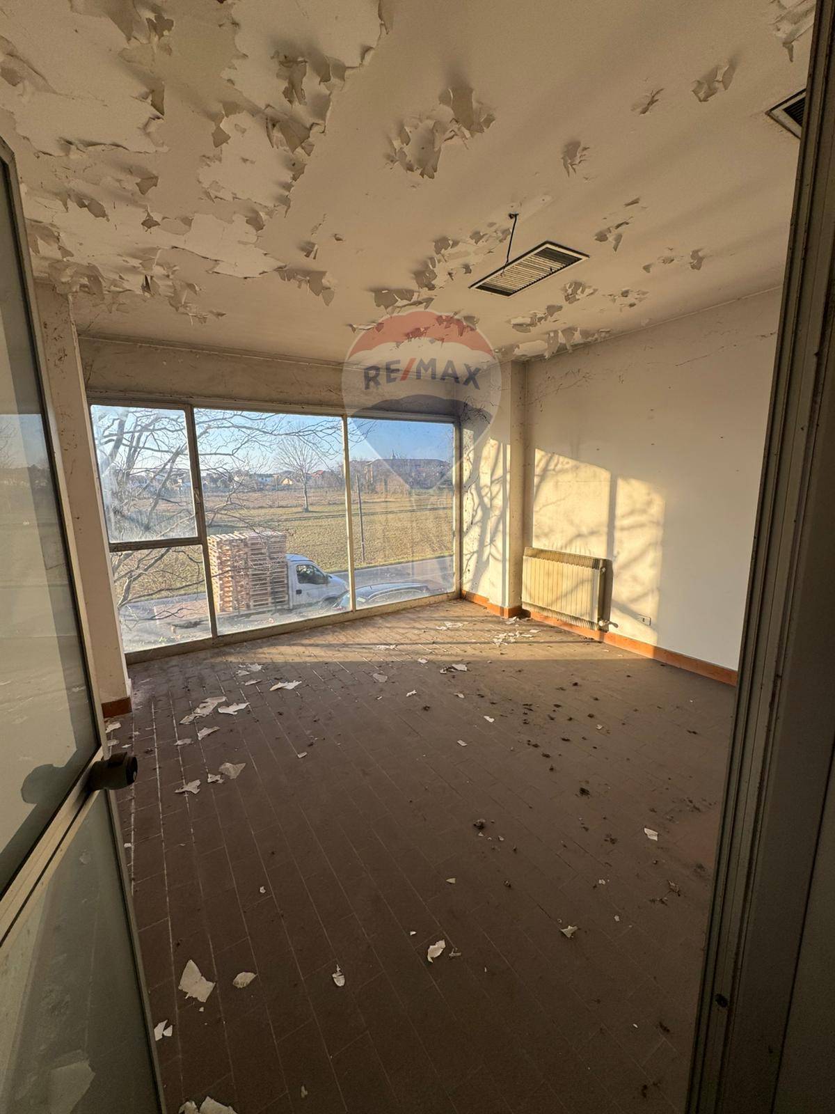 Locale Commerciale in affitto a Buscate