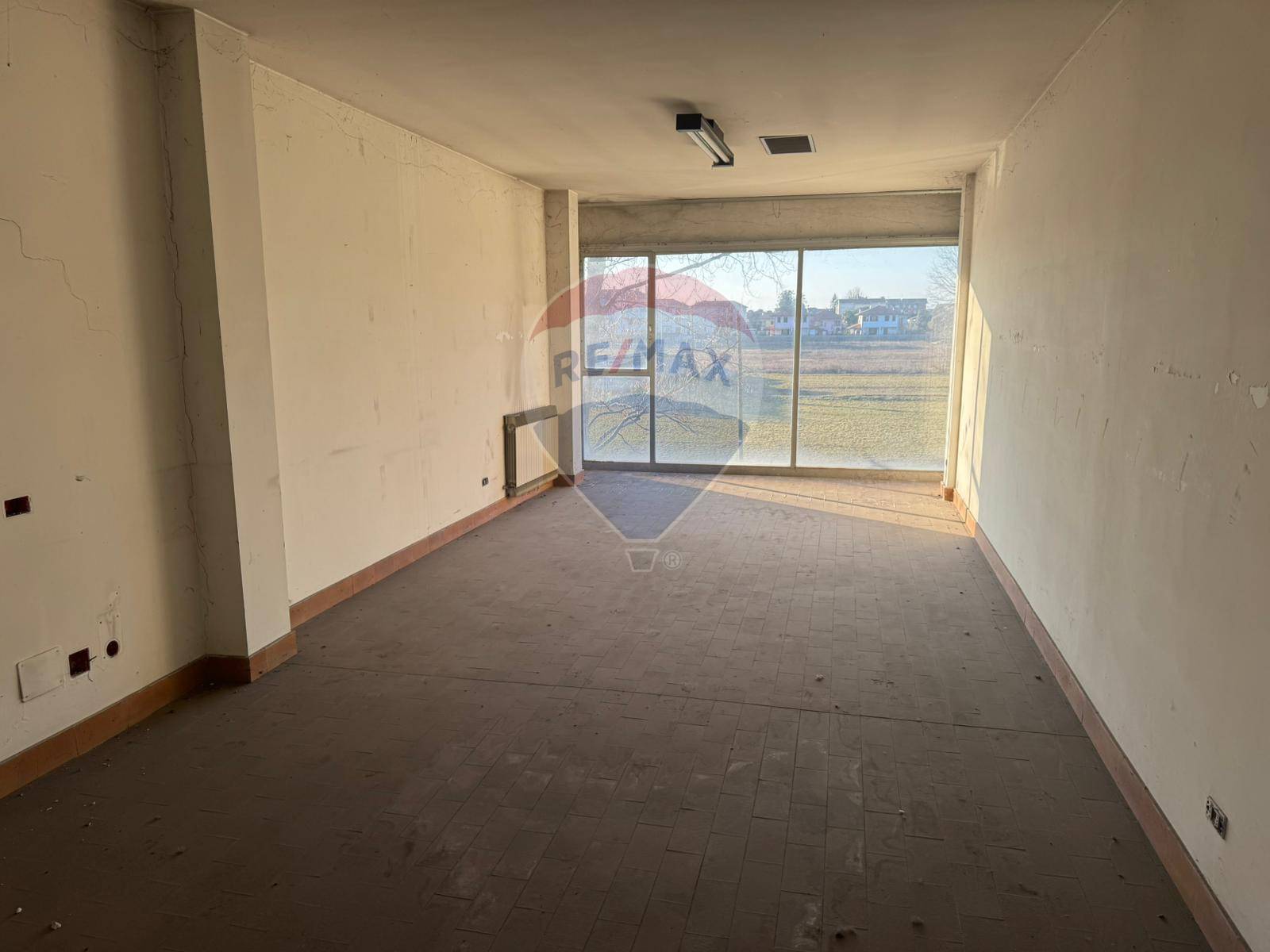 Locale Commerciale in affitto a Buscate