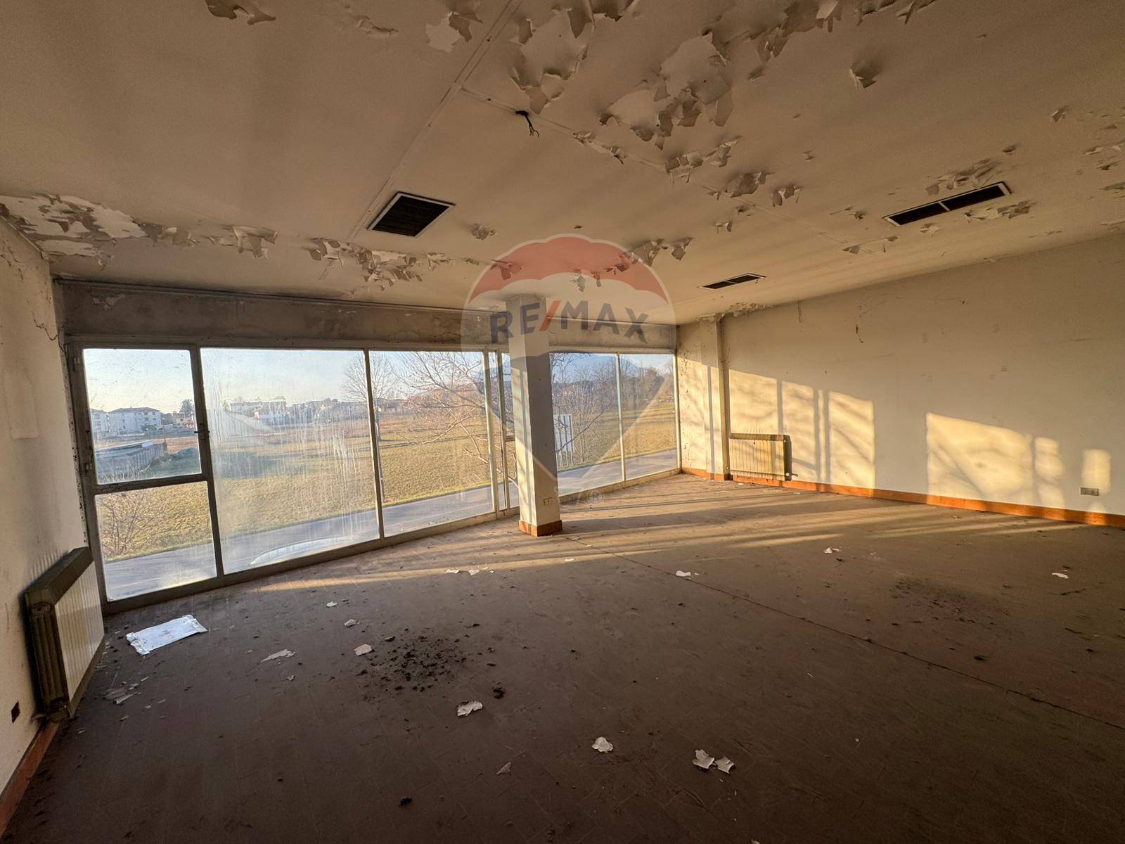 Locale Commerciale in affitto a Buscate