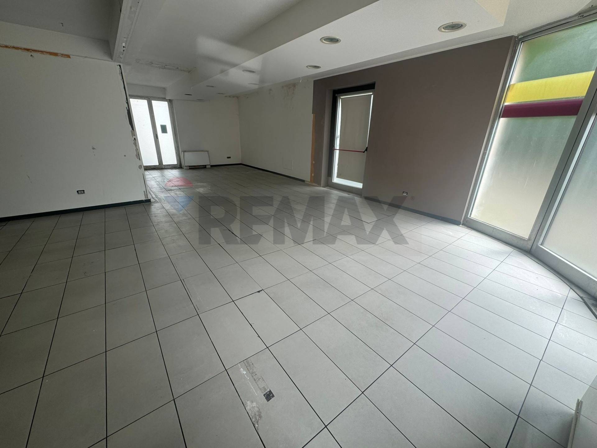 Negozio in vendita a Varese, Calcinate del Pesce