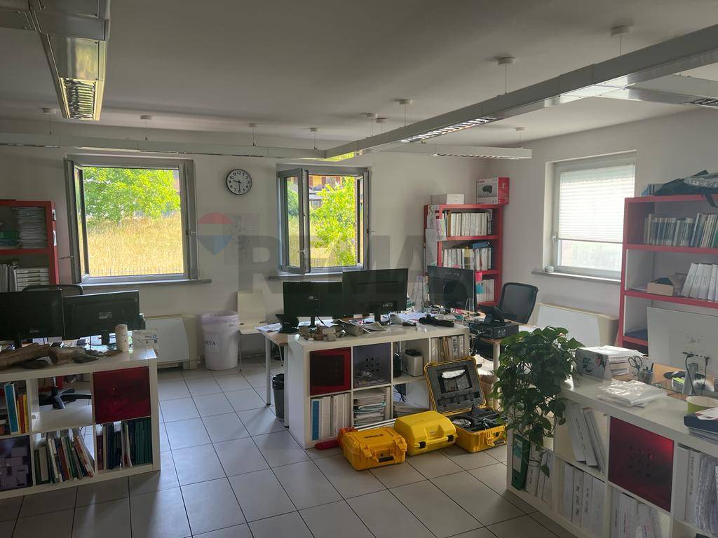 Ufficio in vendita a Varese, Calcinate del Pesce