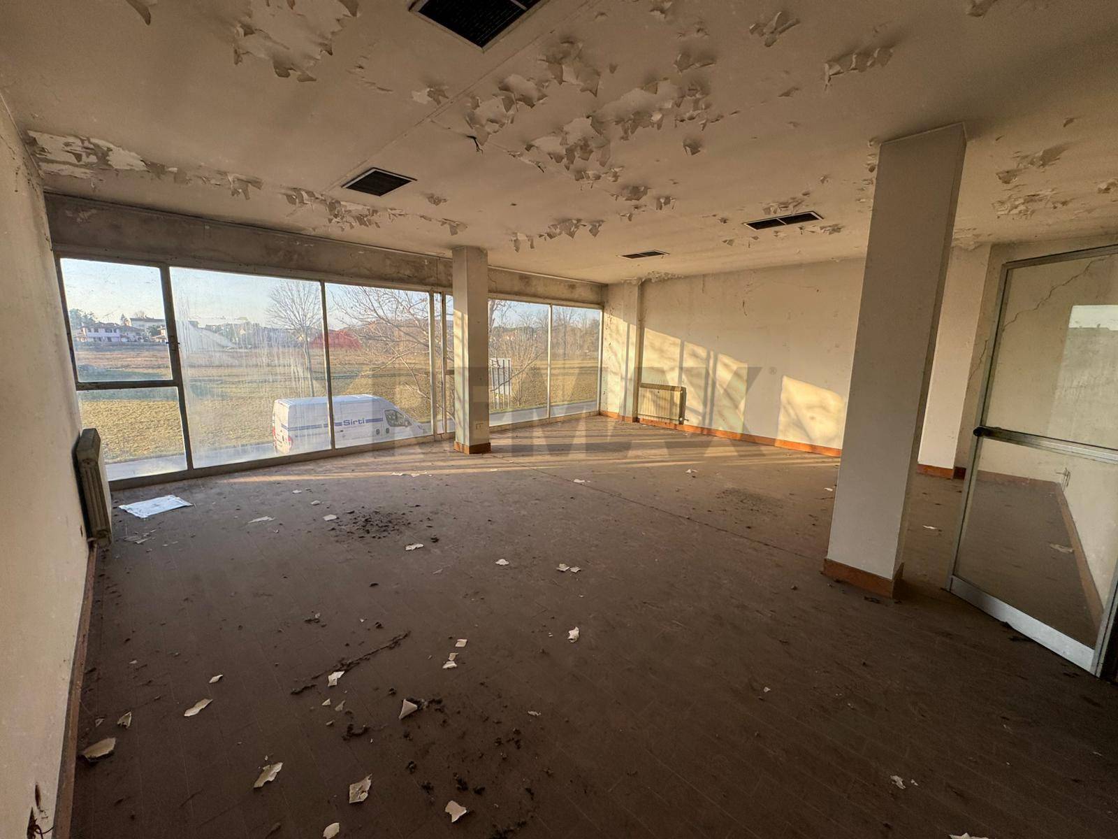 Locale Commerciale in affitto a Buscate