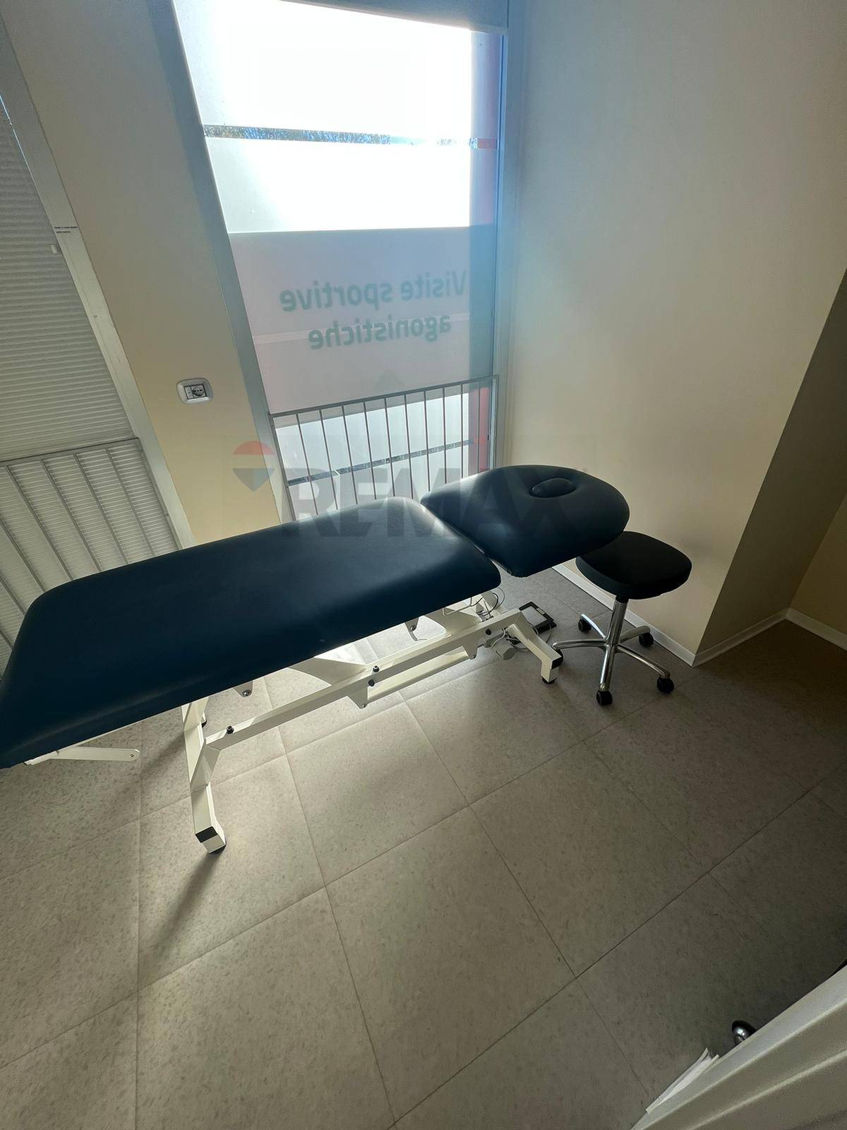 Ufficio in vendita a Varese, Calcinate del Pesce