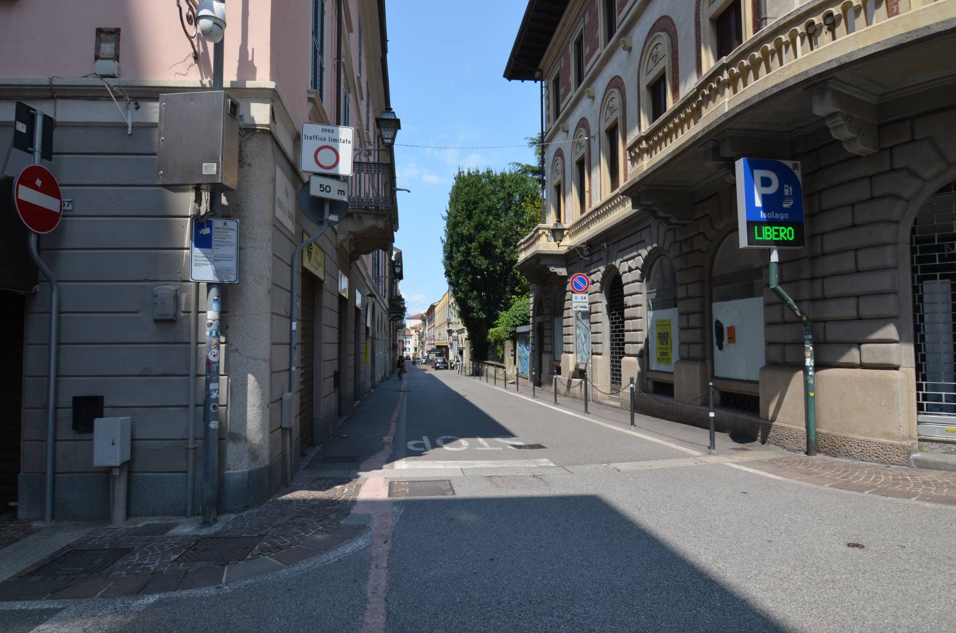 Locale commerciale in affitto a Lecco, Centro