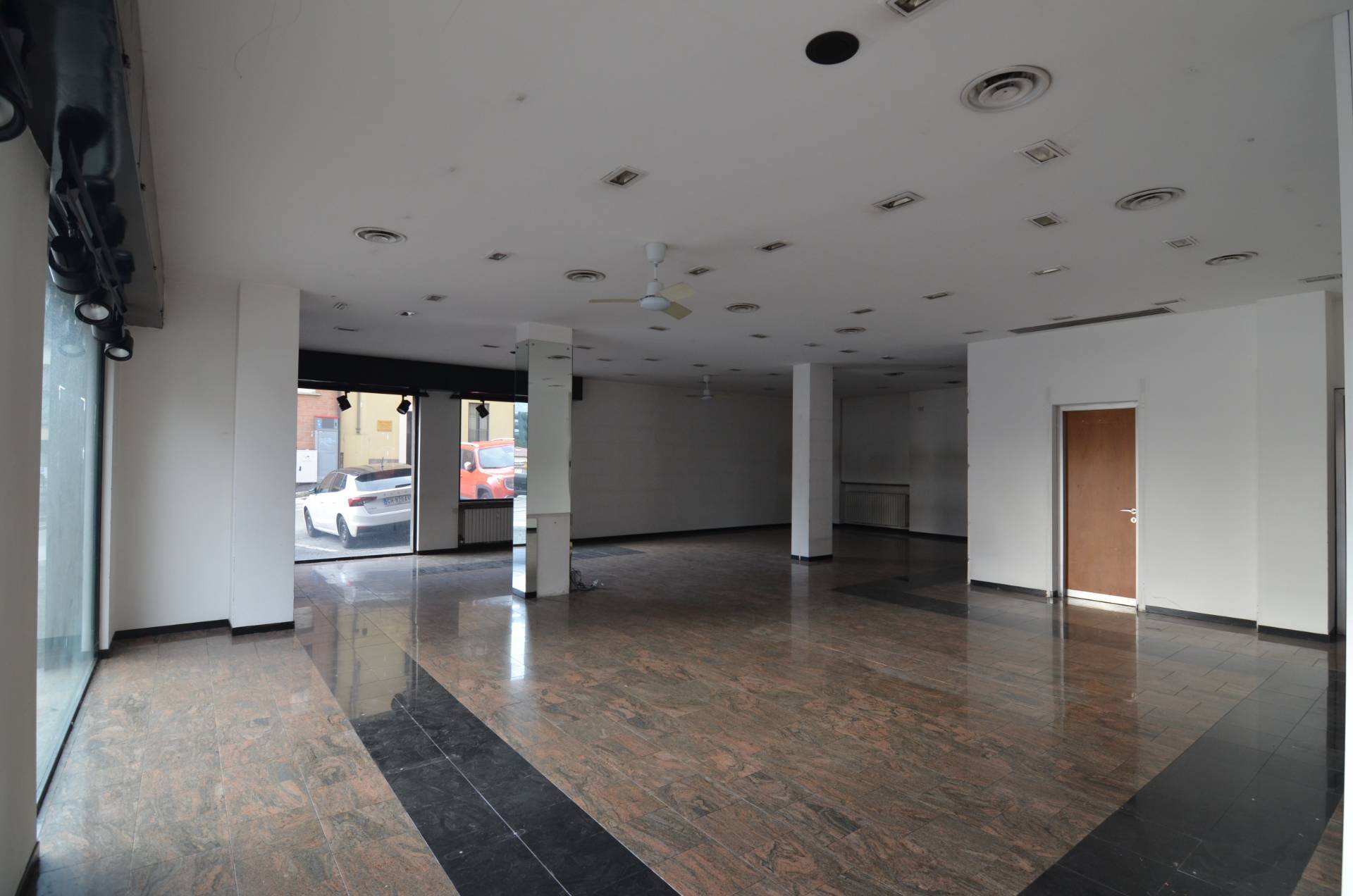 Locale commerciale in affitto a Lecco, S. Giovanni