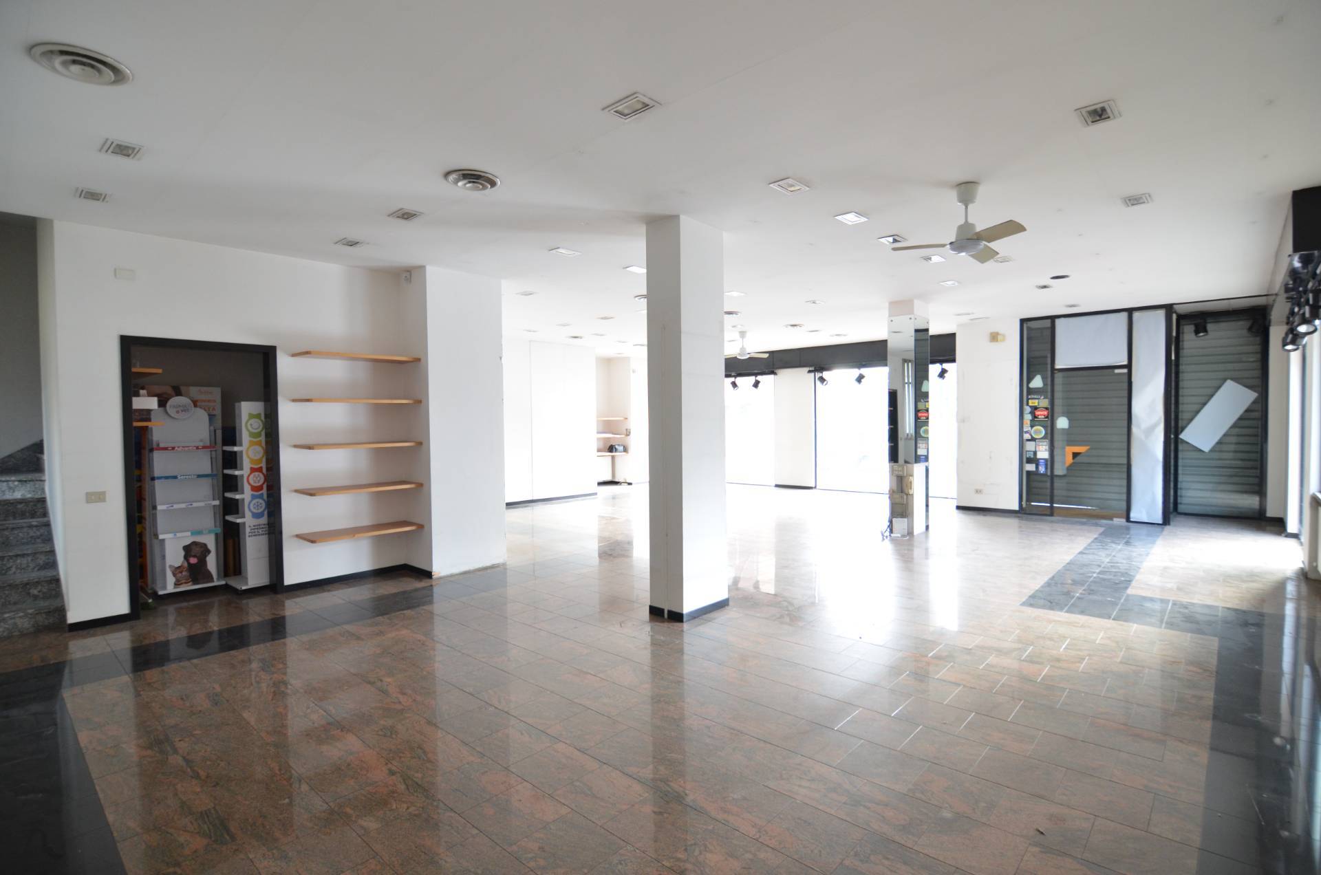 Locale commerciale in affitto a Lecco, S. Giovanni