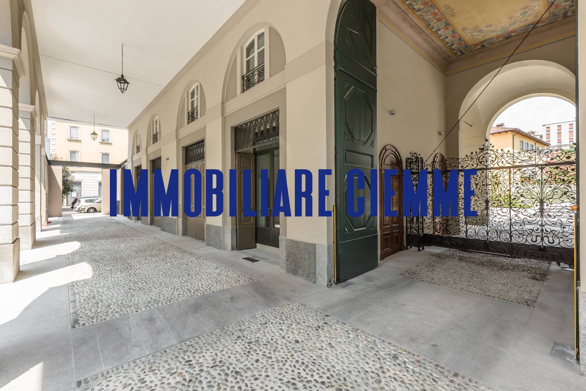 Locale commerciale in vendita a Lecco, Centro